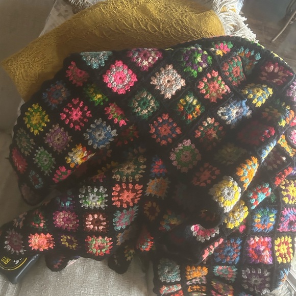 Granny Throw, Small Colorful Squares Bight Black. Gorgoues!  Great Conditon. - Picture 5 of 9
